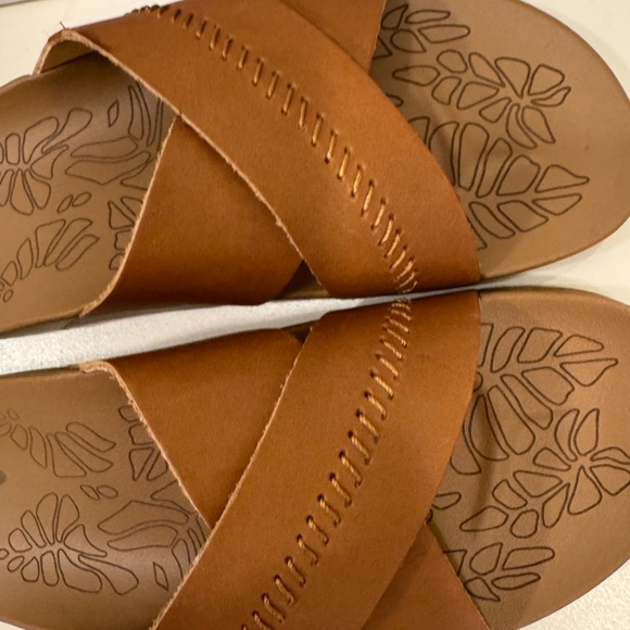 Olukai - Picture 3 of 5